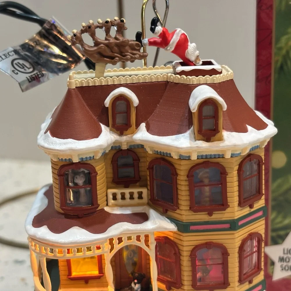 Vintage 2001 Hallmark Keepsake Ornament “Up on the Housetop”‎ magic ornament